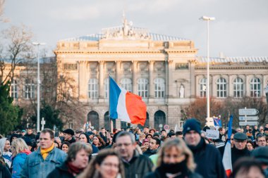 Kitle birlik ralli düzenlenen son terörist takip Strazburg'da bir