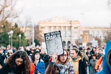 Kitle birlik ralli düzenlenen son terörist takip Strazburg'da bir