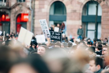 Kitle birlik ralli düzenlenen son terörist takip Strazburg'da bir