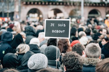Kitle birlik ralli düzenlenen son terörist takip Strazburg'da bir