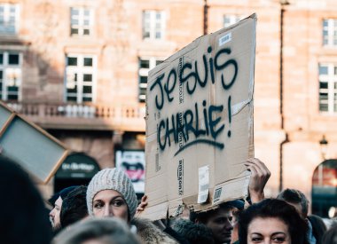 Kitle birlik ralli düzenlenen son terörist takip Strazburg'da bir