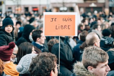 Kitle birlik ralli düzenlenen son terörist takip Strazburg'da bir