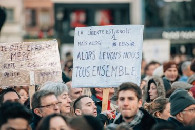 Kitle birlik ralli düzenlenen son terörist takip Strazburg'da bir