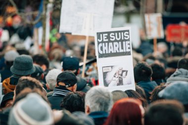 Kitle birlik ralli düzenlenen son terörist takip Strazburg'da bir