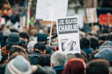 Kitle birlik ralli düzenlenen son terörist takip Strazburg'da bir