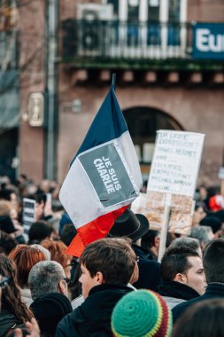 Kitle birlik ralli düzenlenen son terörist takip Strazburg'da bir