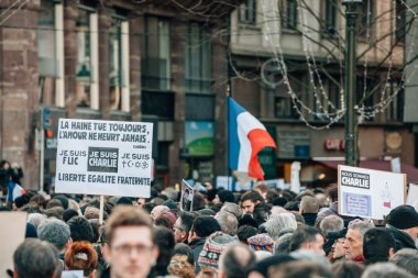 Kitle birlik ralli düzenlenen son terörist takip Strazburg'da bir