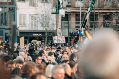 Kitle birlik ralli düzenlenen son terörist takip Strazburg'da bir