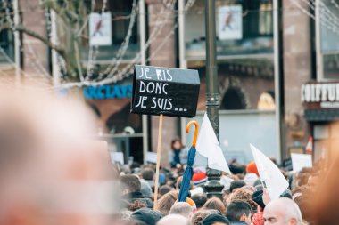 Kitle birlik ralli düzenlenen son terörist takip Strazburg'da bir