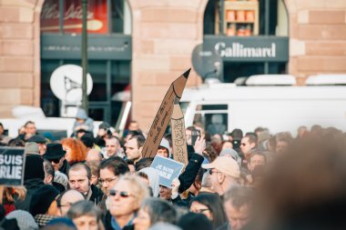 Kitle birlik ralli düzenlenen son terörist takip Strazburg'da bir