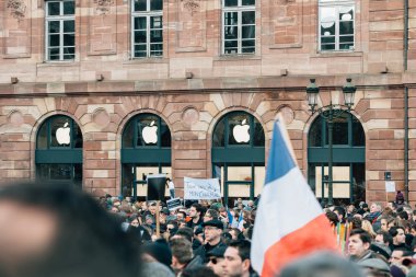 Kitle birlik ralli düzenlenen son terörist takip Strazburg'da bir