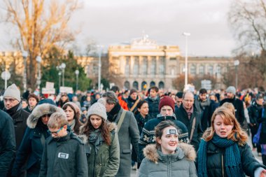 Kitle birlik ralli düzenlenen son terörist takip Strazburg'da bir