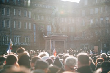 Kitle birlik ralli düzenlenen son terörist takip Strazburg'da bir