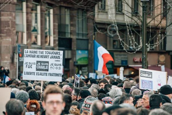 Rassemblement d'unité de masse tenu à Strasbourg à la suite d'un récent terroriste — Photo