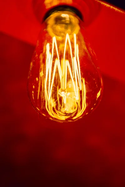 Red light bulb glowing — Stock Photo, Image