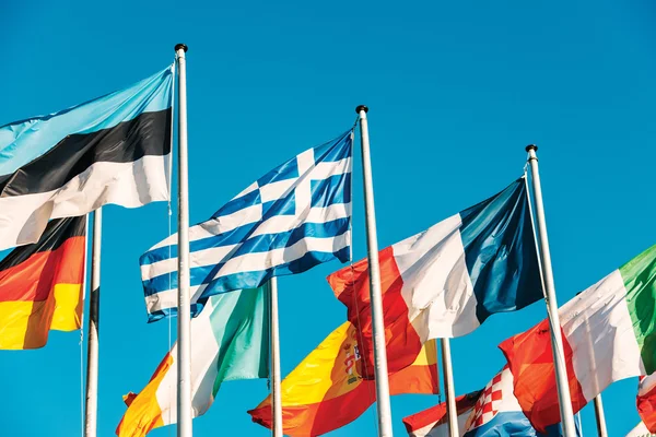 Bandera de Grecia ondeando frente al Parlamento Europeo —  Fotos de Stock