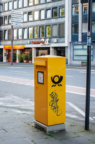 Deutsche Post Dhl - γραμματοκιβώτιο στην πόλη — Φωτογραφία Αρχείου