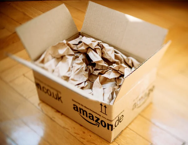 Amazon paquete abierto en el suelo de parquet en casa —  Fotos de Stock