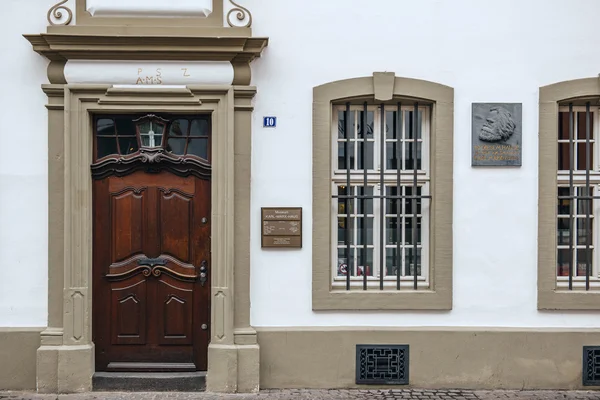 Placa conmemorativa en la fachada de la casa de Karl Marx — Foto de Stock