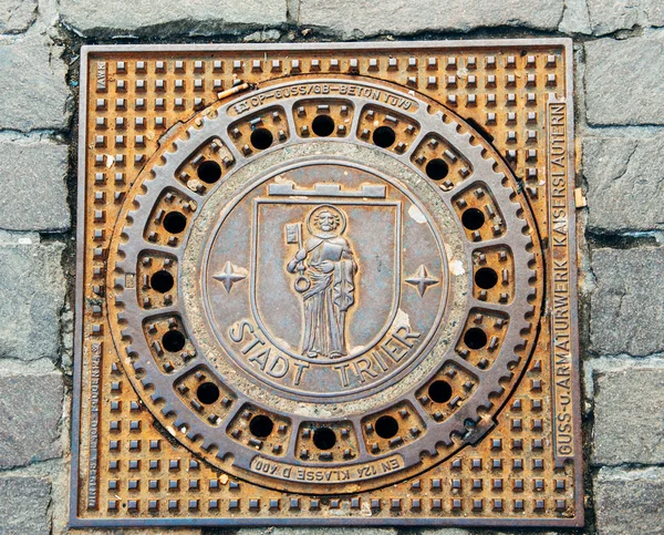 Trier Treves tampa do bueiro com emblema da cidade — Fotografia de Stock