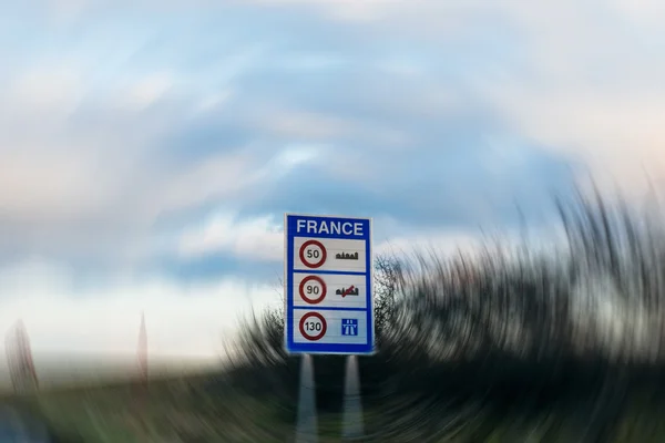 Hastighetsbegränsningar i Frankrike-entré tecken — Stockfoto