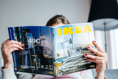 IKEA kataloğu okuma