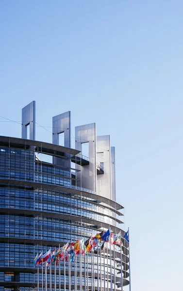 Parlamento Europeu num dia claro com todas as bandeiras da UE — Fotografia de Stock