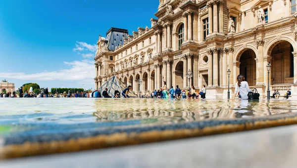 Tourist visiting Louvre, Paris sightseeing — Stock Photo, Image