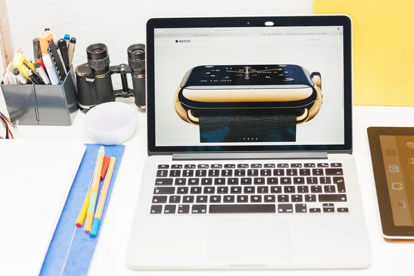 Apple lanza Apple Watch, MacBook Retina e investigación médica — Foto de Stock