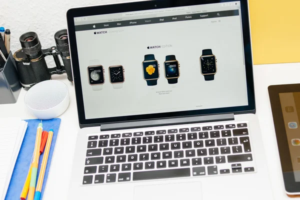 Apple lanceert Apple Watch, Macbook Retina en medisch onderzoek — Stockfoto