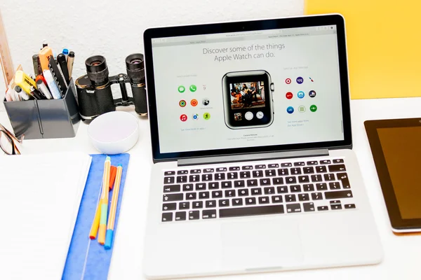 Apple lanceert Apple Watch, Macbook Retina en medisch onderzoek — Stockfoto