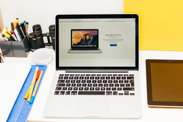 Apple stellt Apple-Uhr, Macbook-Netzhaut und medizinische Forschung vor — Stockfoto