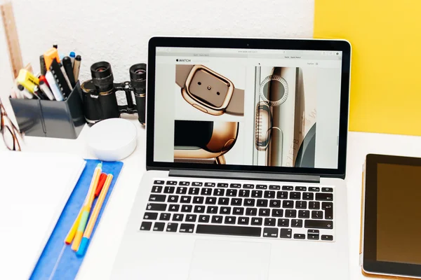 Apple lanserar Apple klocka, Macbook näthinnan och medicinsk forskning — Stockfoto