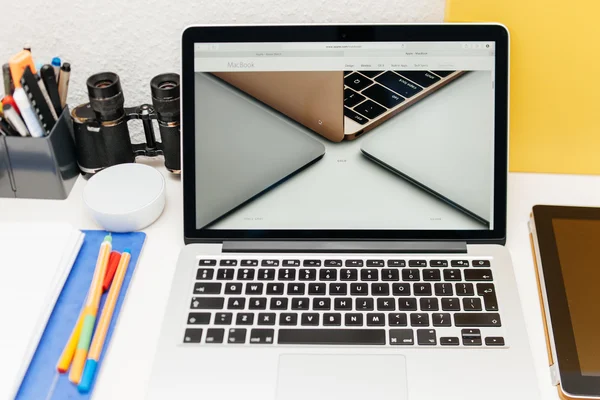 Apple uvádí na trh Apple hodinky, Macbook sítnice a lékařský výzkum — Stock fotografie