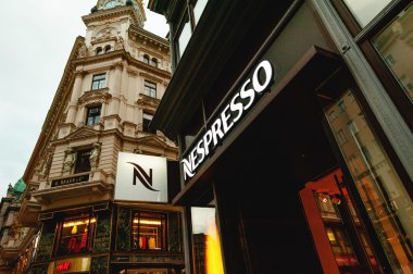 Nespresso Viyana, Avusturya'da bir alışveriş caddesi üzerinde logo depolamak