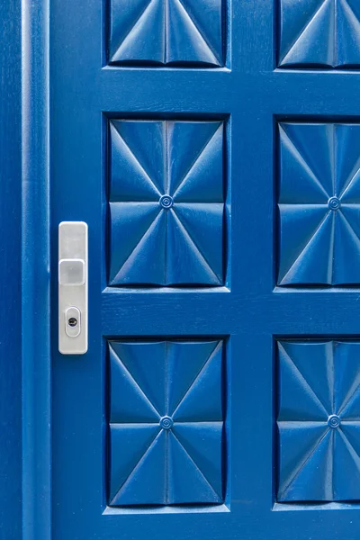 Porta azul fechada com padrão e alça de alumínio — Fotografia de Stock