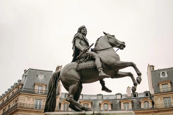 Place des Victoires w Paryżu z konny pomnik w hon — Zdjęcie stockowe