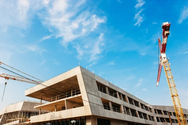 Şantiye Vinçler üzerinde mavi gökyüzü ile