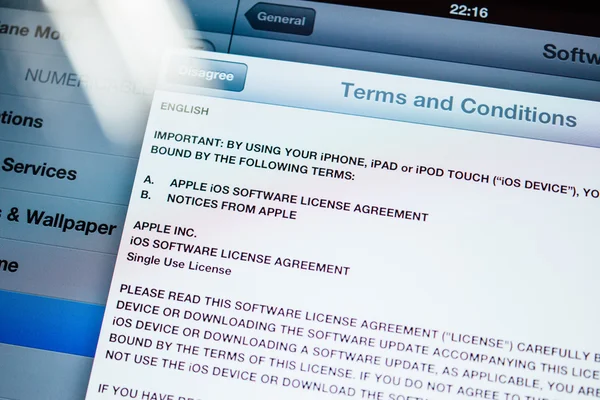 Términos y condiciones de Apple Computers en el dispositivo iOS durante la actualización —  Fotos de Stock