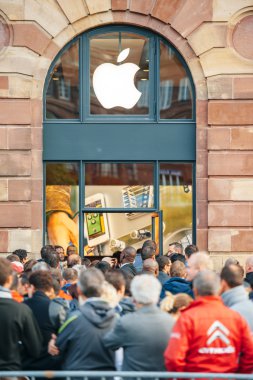 Apple Store - ürün lansmanı için bekleyenler