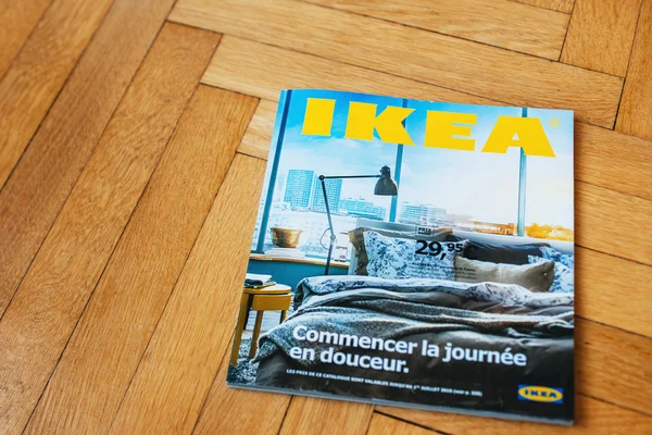 Catálogo IKEA no chão de madeira — Fotografia de Stock