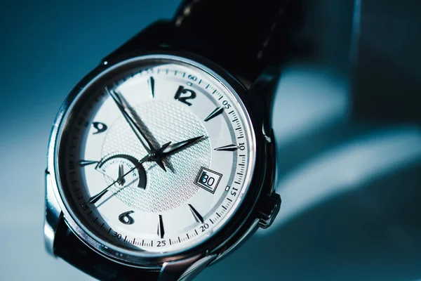 Luxusní hodinky na modrém pozadí — Stock fotografie