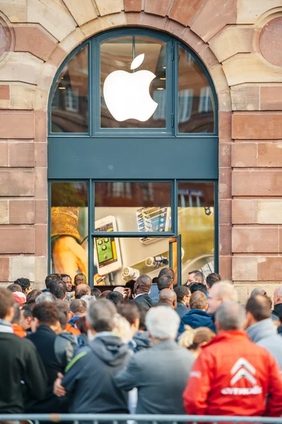 Apple Store - люди ждут запуска продукта — стоковое фото