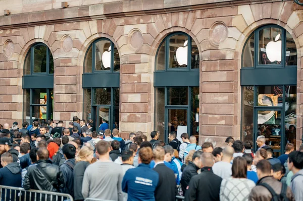 Clientes esperando na frente da Apple Store — Fotografia de Stock