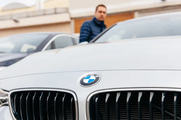 Hombre mirando BMW coche antes de tomar la decisión de comprarlo — Foto de Stock