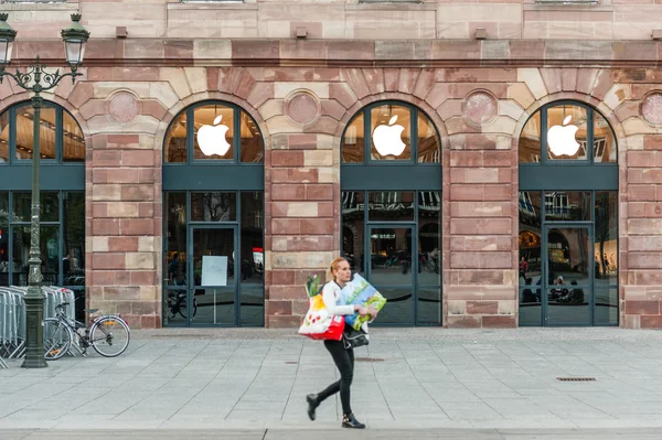 Apple Store готуємося до запуску Apple дивитися — стокове фото