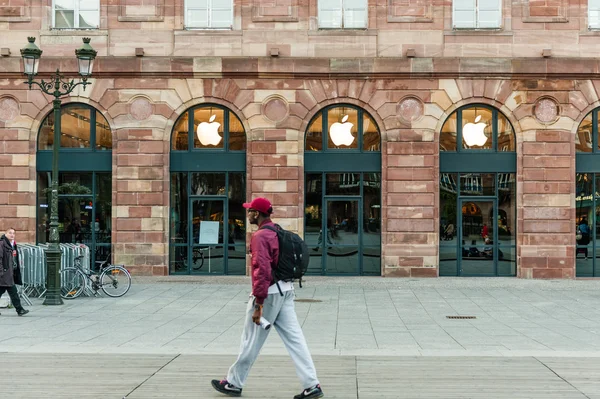 Apple Store готовится к запуску Apple Watch — стоковое фото