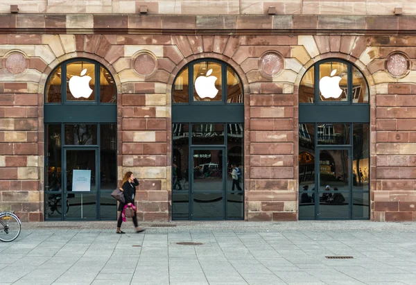 Apple Store готуємося до запуску Apple дивитися — стокове фото