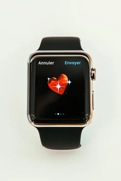 Apple Watch begynner å selge over hele verden - første smartwatch fra App – stockfoto
