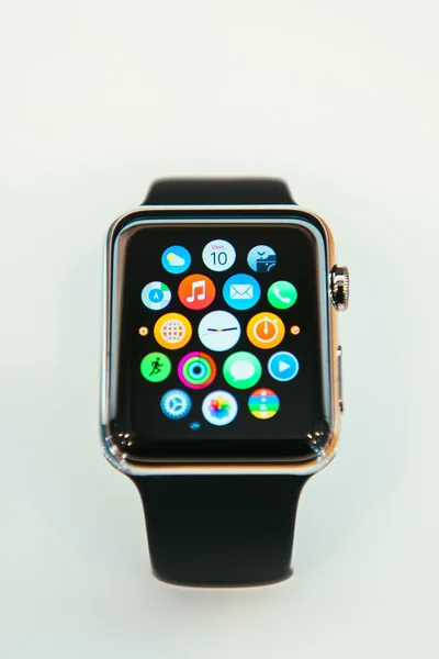 Apple watch rozpoczyna sprzedaż na całym świecie - pierwszy pokładzie smartwatch z aplikacji — Zdjęcie stockowe